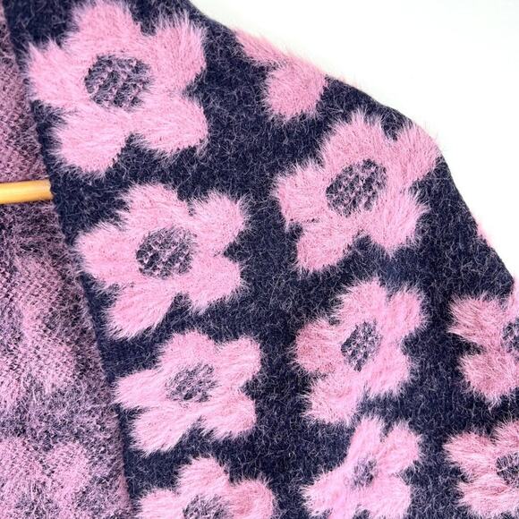 NWT Urban Outfitters Ellie Fuzzy Knit Flower Triangle Scarf - Picture 2 of 9